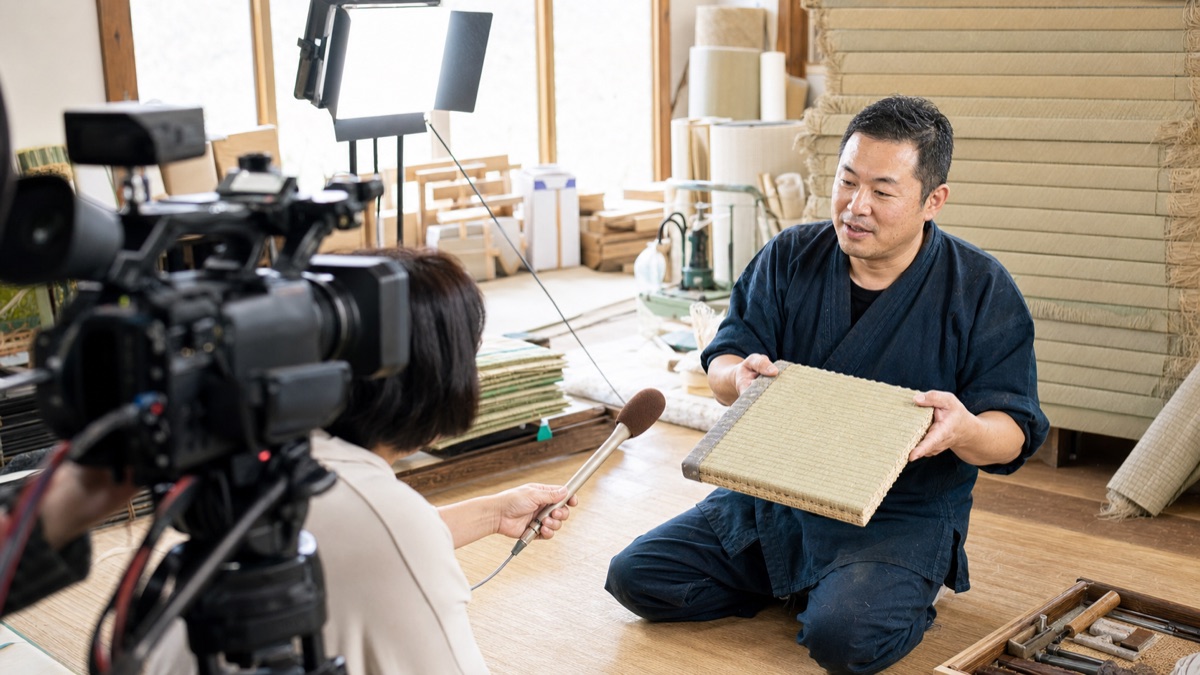 畳工房でテレビ取材を受ける職人