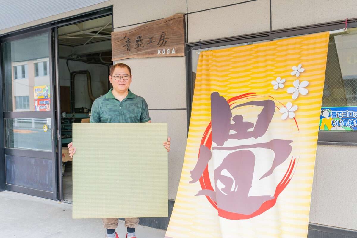 青畳工房の店舗前に立つ六代目・古賀隆夫