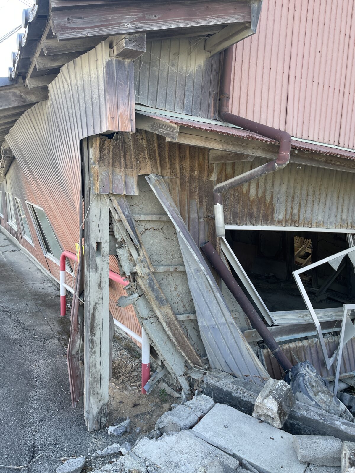 令和8年熊本地震で大きく壊れたい草保管倉庫
