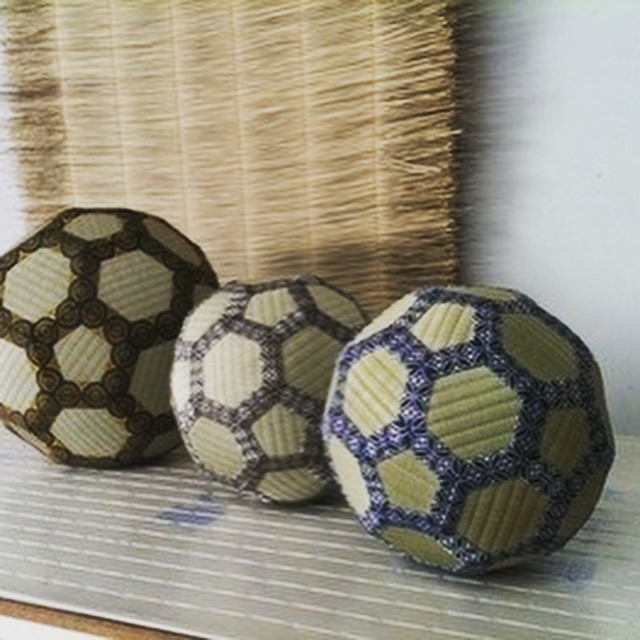 六代目が畳表と畳縁で作った3つのサッカーボール