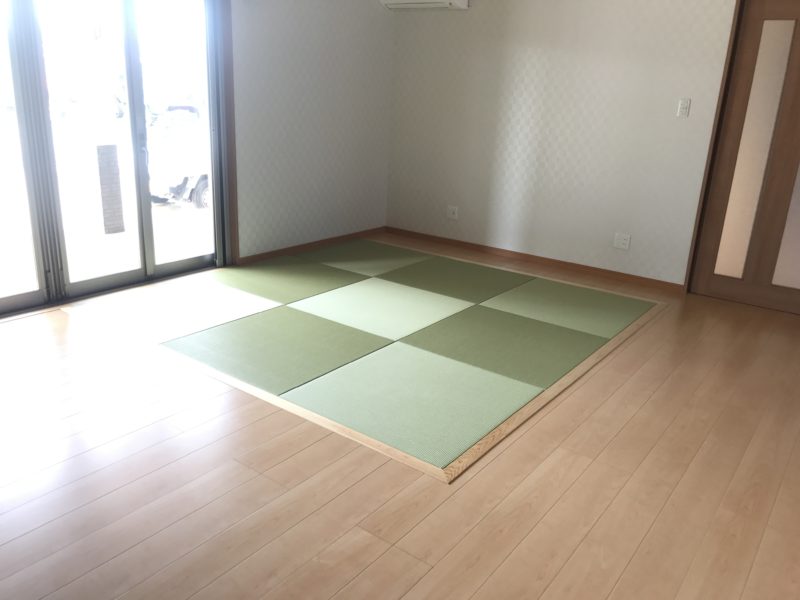 国産い草の半畳縁なし畳を市松敷きにした施工例