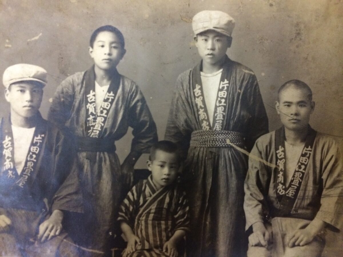 青畳工房の三代目、のちの四代目、当時の弟子たちを写した古い写真