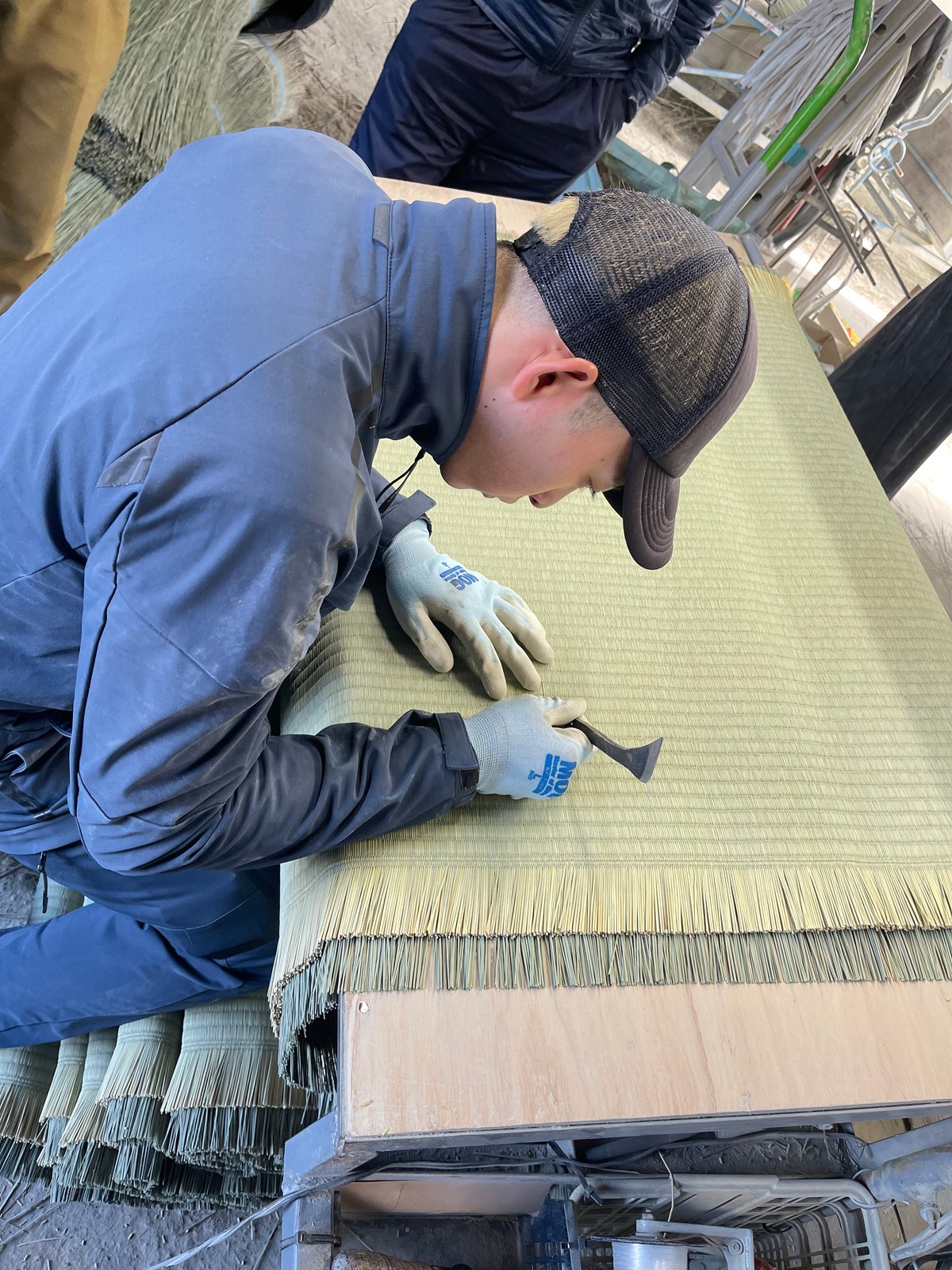 畳表の作業をする溝口善大君
